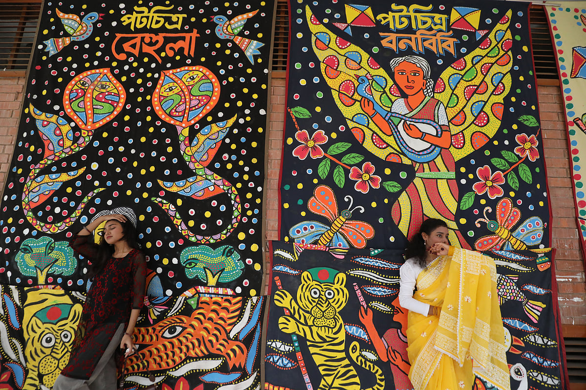 মঙ্গলকাব্যের মনসামঙ্গলের অন্যতম চরিত্র বেহুলা ও সুন্দরবনজীবীদের দেবী বনবিবিকে নিয়ে পটচিত্রের সামনে ছবি তোলা ছিল দর্শনার্থীদের জন্য অন্যতম আকর্ষণ।