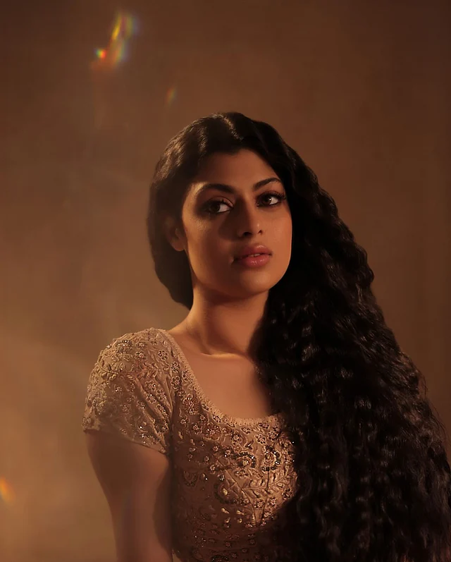 লম্বা কার্লস তাঁর সিগনেচার স্টাইল 