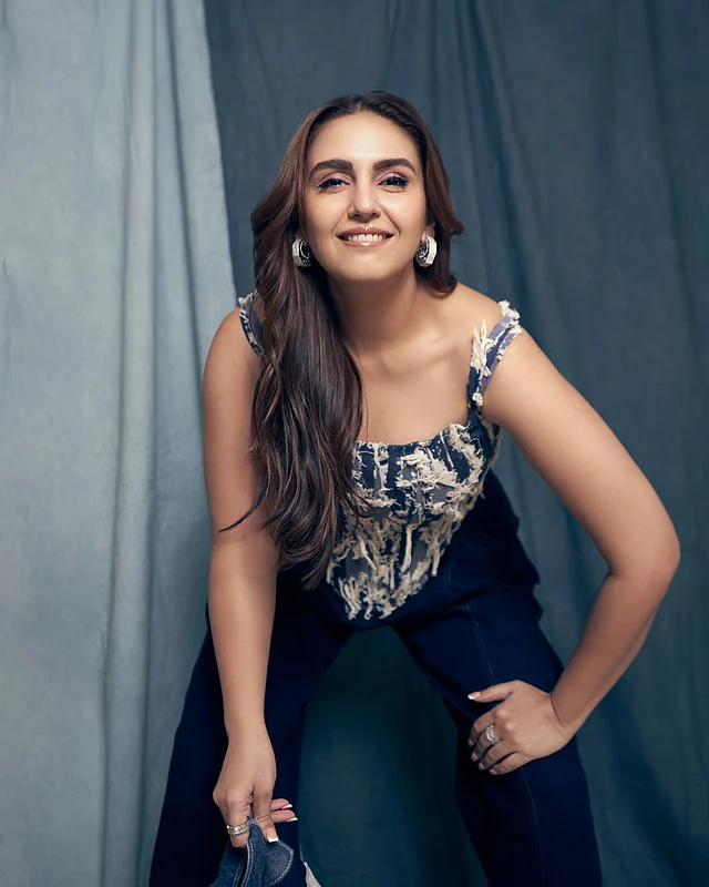 নিটেড টপ আর জিনসে হুমা