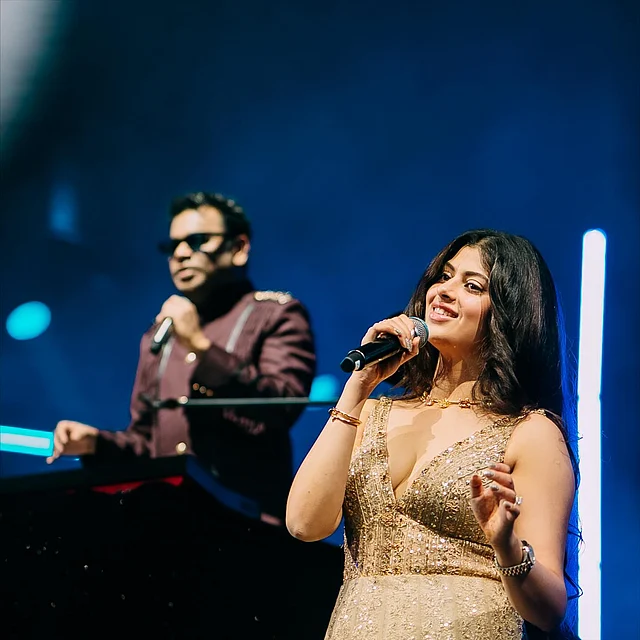 স্টেজে পারফর্ম করেন প্রায়ই জানাই। সোনালি সিকুইনের পোশাকে দেখা যাচ্ছে তাঁকে সঙ্গীত লিজেন্ড এ আর রহমানের সঙ্গে