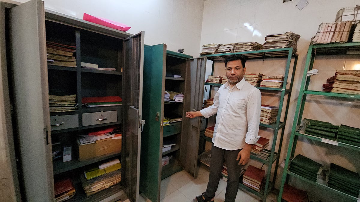 জানালার গ্রিল ভেঙে রাজবাড়ীতে ভূমি কার্যালয়ে হানা, ১৫টি তালা ভেঙে নথি তছনছ