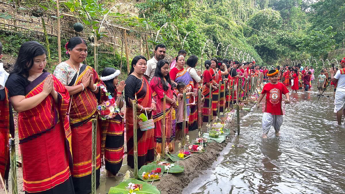 নদীতে ভাসানো হলো ফুল আর হাতে বোনা নতুন কাপড়, প্রদীপ জ্বেলে প্রার্থনা