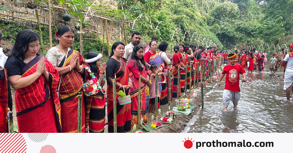 ত্রিপুরা সম্প্রদায়ের বৈসু উৎসবের আনুষ্ঠানিকতা দেখতে জড়ো হয়েছেন পর্যটক ও বিভিন্ন সম্প্রদায়ের মানুষ