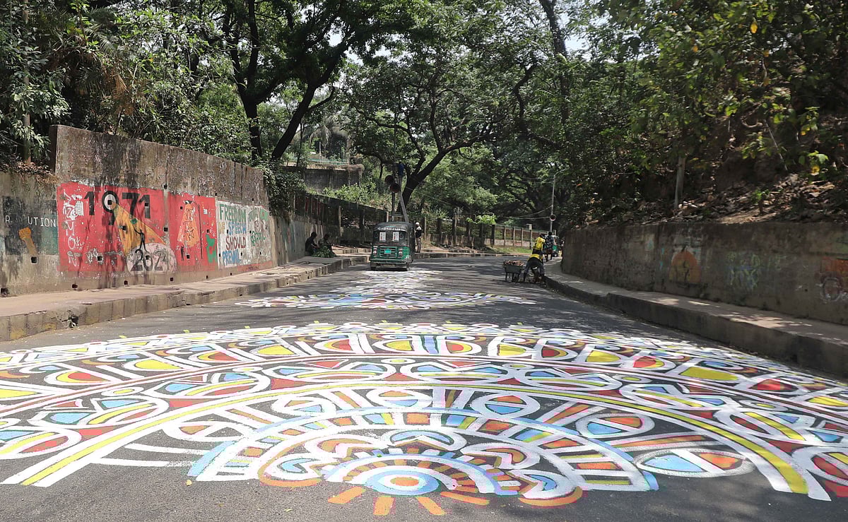 সিআরবি ঢুকতে আঁকা হয়েছে আলপনা। 