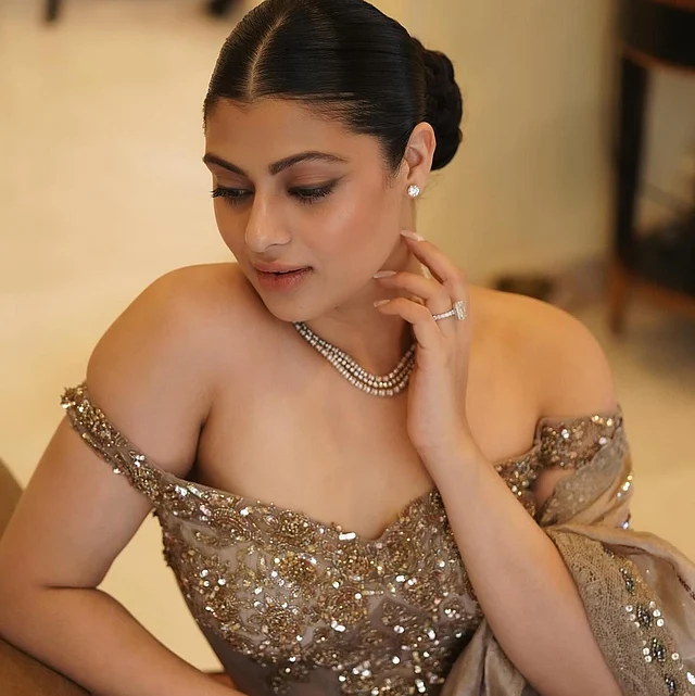 সোনালি কারুকাজ করা অফ দ্য শোল্ডার এথনিক লুকে জানাই 