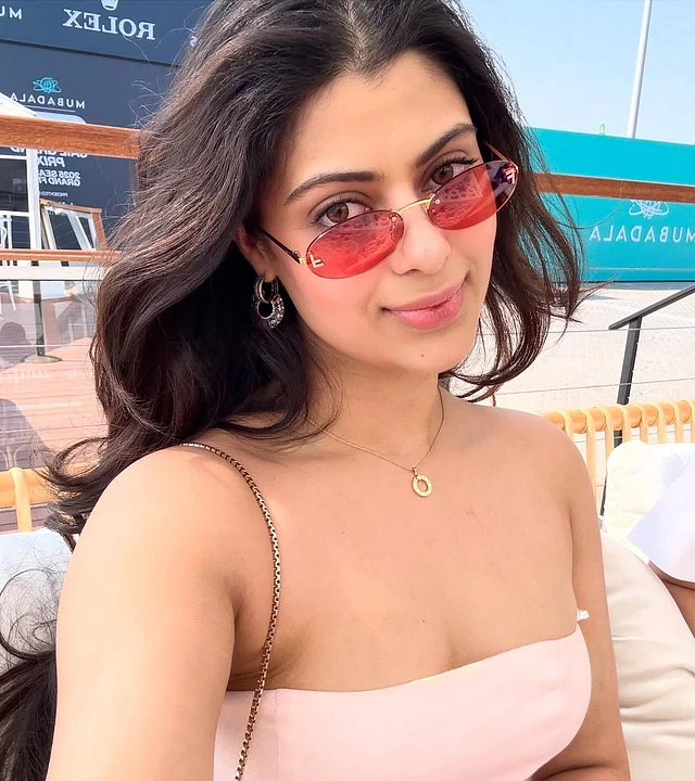 স্ট্র্যাপলেস টপের সঙ্গে পরেছেন লাল শেডস