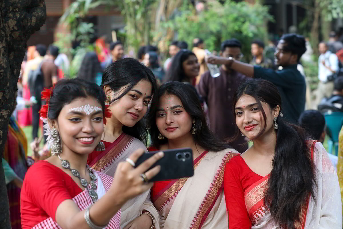 রঙে-উৎসবে নববর্ষ: চারুকলা থেকে রমনা