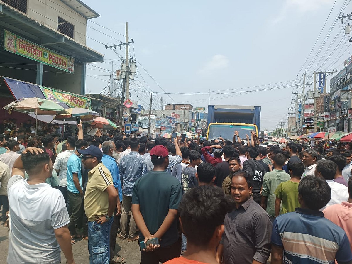 ছয় লেনের দাবিতে চট্টগ্রাম-কক্সবাজার মহাসড়ক অবরোধ, দীর্ঘ যানজট