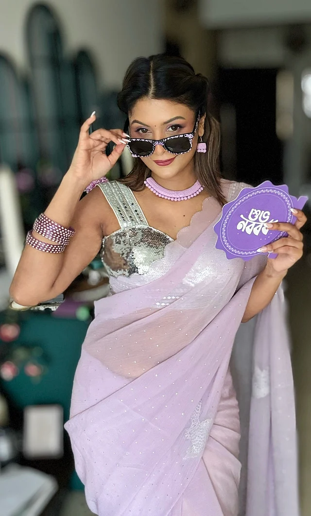 রূপালি ব্রালেট টপের সঙ্গে ল্যাভেন্ডার শাড়ি আর শেডসে টয়ার আউট অব দ্য বক্স বৈশাখী লুক 