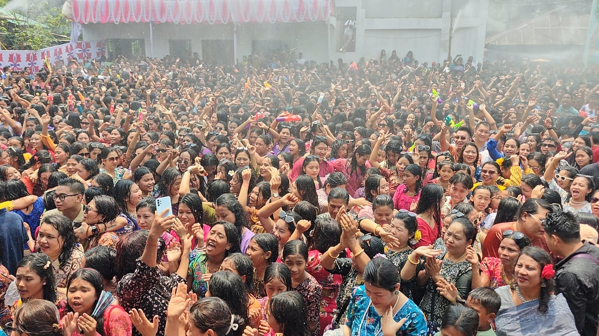 পাহাড়ে বর্ণিল আয়োজনে বর্ষবরণ, মৈত্রী পানিবর্ষণে উচ্ছ্বাসে মাতল মারমা সম্প্রদায়