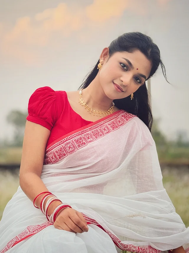 লাল ঘটিহাতা ব্লাউজ আর লালপেড়ে সাদা শাড়ি। সঙ্গে লালসাদা চুড়ি, লাল টিপ আর হালকা সোনার গয়না। নজর কাড়তে সাদিয়া আয়মানের বেশি কিছু লাগে না 