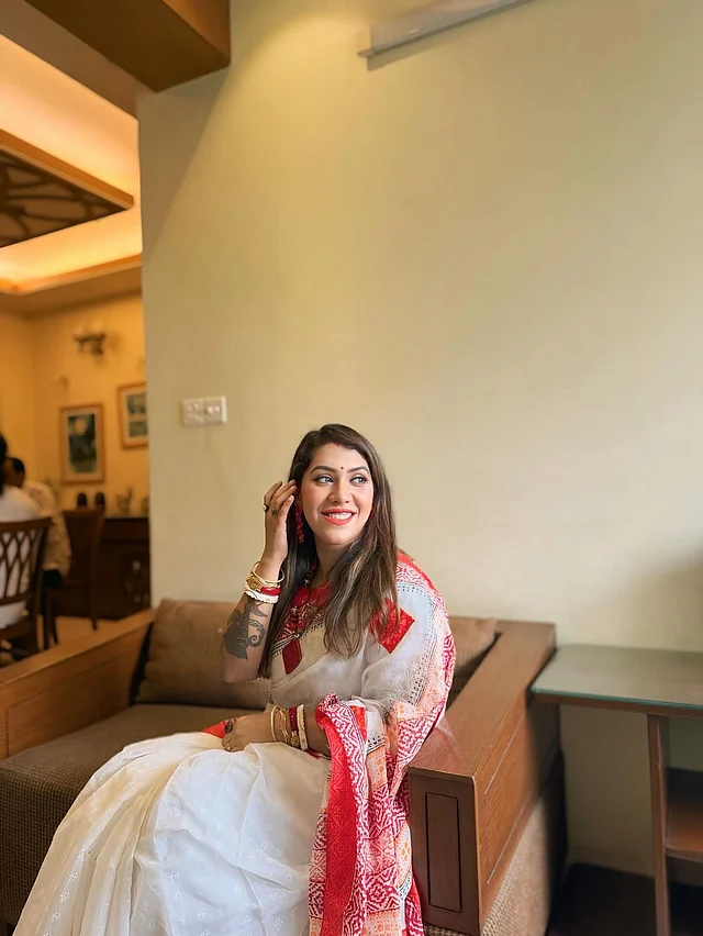 সঙ্গীতশিল্পী বাঁধন সরকার পূজাকে দেখা যাচ্ছে ট্র্যাডিশনাল সাদা-লাল শাড়ির লুকে 