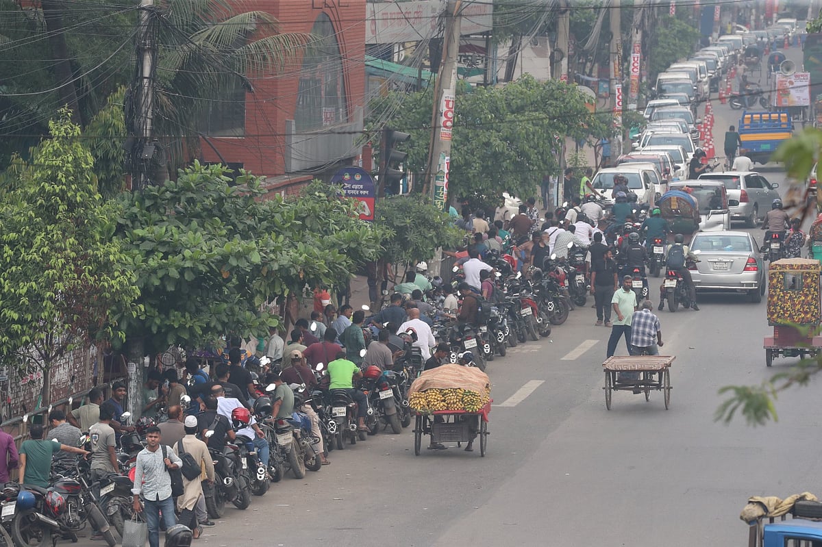 ঢাকা-সাভারের ছয় পাম্প ঘুরে সপ্তমটায় পাঁচ ঘণ্টা অপেক্ষায় চালক আবদুর রহমান