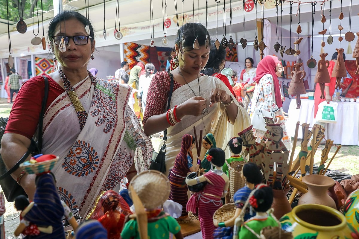 গ্রামীণ আবহ আর কারুপণ্যের সম্ভার নিয়ে চলছে বৈশাখী মেলা