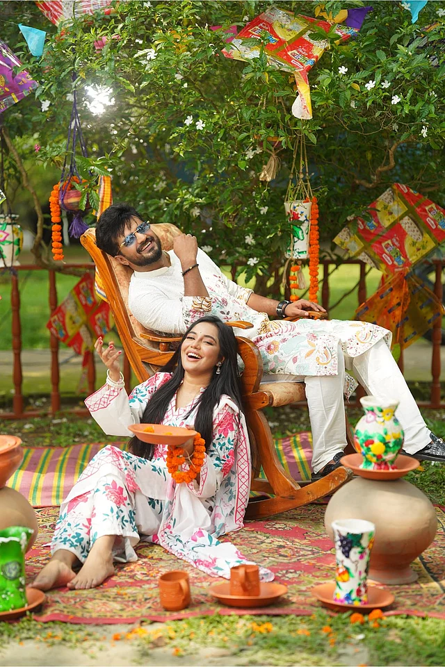 সেট থেকে সাদা সালওয়ার কামিজ ও পাঞ্জাবিতে নববর্ষের শুভেচ্ছা জানিয়েছেন মুশফিক ফারহান আর সামিরা খান মাহি 