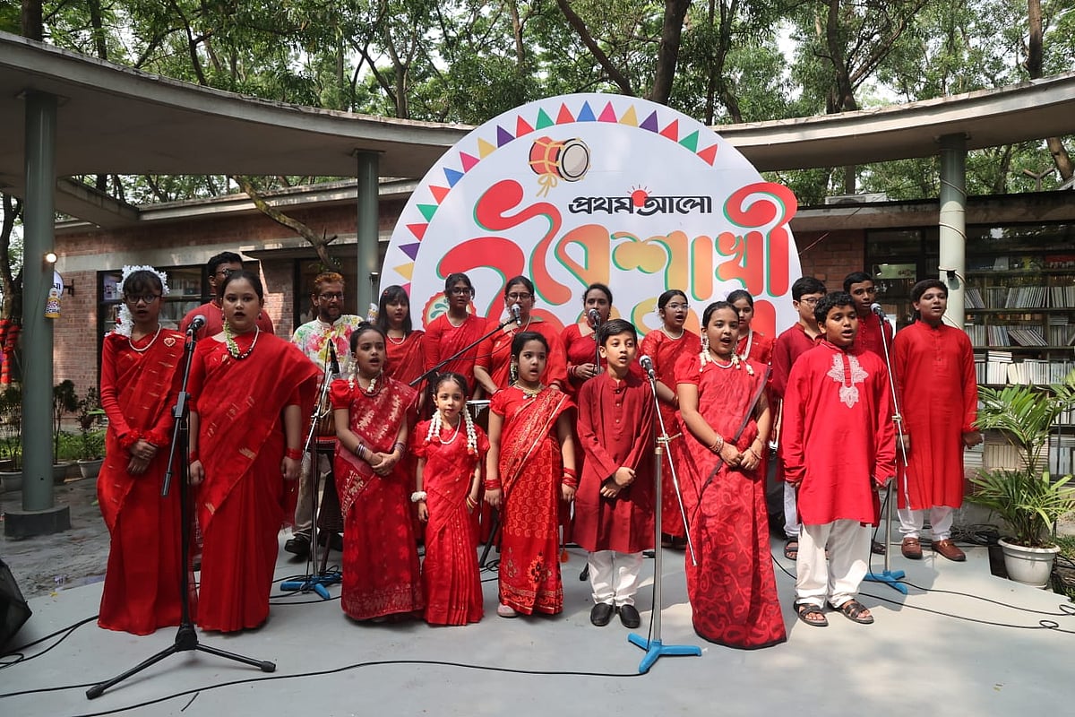 জাতীয় সংগীত আর বৈশাখের গানের মধ্য দিয়ে শুরু হয় উৎসব।