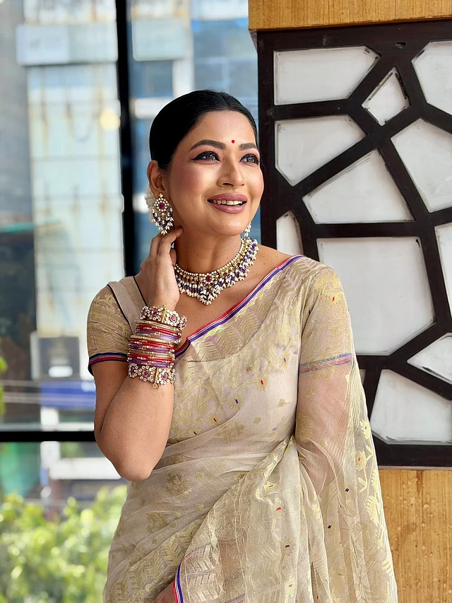 সোনালি কাজের কোরা জামদানি, ম্যাচিং ব্লাউজ আর গ্লুড টুগেদারের নজরকাড়া গয়নায় আজমেরী হক বাঁধন 