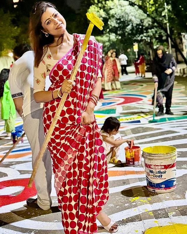 লাল-সাদা বল প্রিন্টের শাড়িতে আল্পনা করছেন তানজিকা আমিন