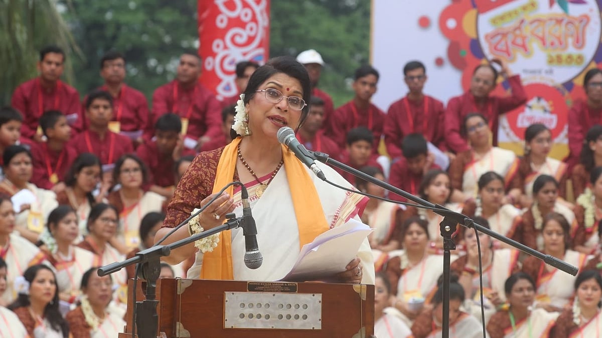 হাজার কণ্ঠে ভোরের রবীন্দ্রসরোবরে বৈশাখ বরণ