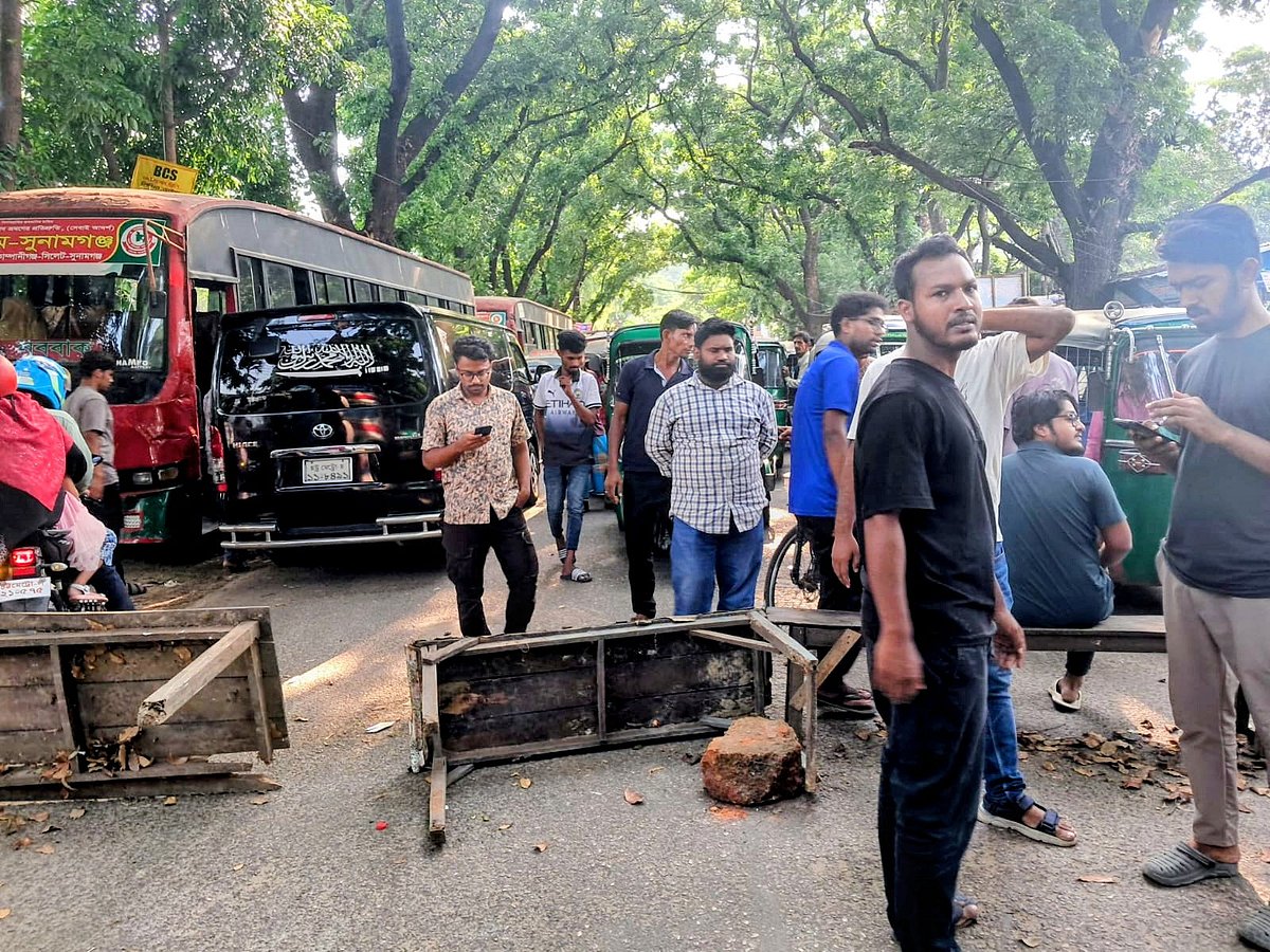 ছাত্রকে অটোরিকশাচালকের মারধর, প্রতিবাদে শিক্ষার্থীদের পৌনে এক ঘণ্টা সড়ক অবরোধ