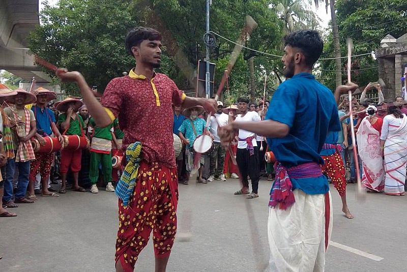 ঐতিহ্যবাহী লাঠিখেলার আয়োজন ছিল বৈশাখী শোভাযাত্রায়