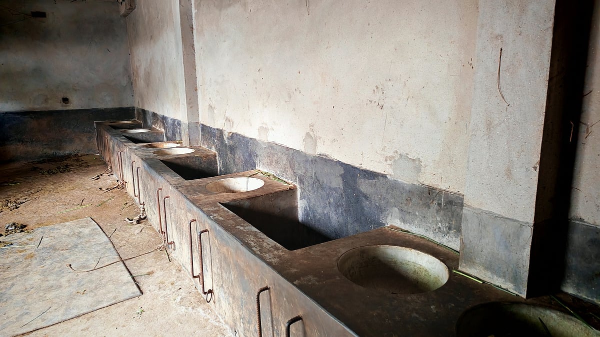 জয়পুরহাটে প্রবাসীর বাড়ির দরজায় শিকল লাগিয়ে গোয়াল থেকে ৫টি গরু চুরি