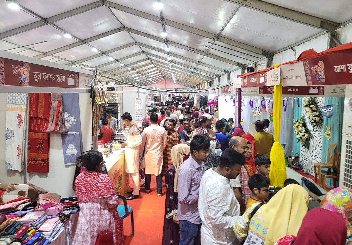 এসএমই বৈশাখী মেলায় ভিড়ের 
সঙ্গে বিক্রিবাট্টাও বেড়েছে