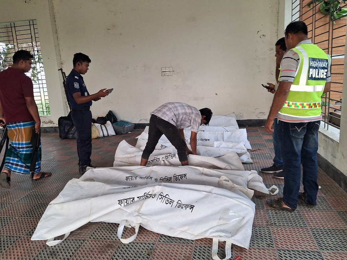 দাউদকান্দিতে খাদে পড়ে নিহত সবাই ধানকাটা শ্রমিক, খরচ কমাতে যাচ্ছিলেন ট্রাকে করে