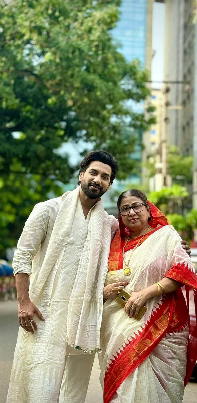 মা পরেছেন লাল টেম্পল পাড়ের সাদা শাড়ি। আর সজল নূরকে দেখা যাচ্ছে অগ হোয়াইট চিকনকারি পাঞ্জাবি ও ম্যাচিং স্টোলে