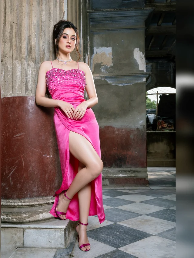 হাই থাই স্লিট ফুশিয়া স্প্যাগেটি স্ট্র্যাপের ককটেল ড্রেসের বডিসে সিকুইন। সঙ্গে ম্যাচিং হিলসে আসলেই বার্বি ভাইব দিচ্ছেন তিনি