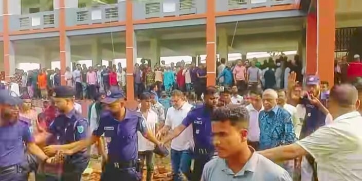 সিলেটে মন্ত্রীর পাশের চেয়ারে বসা নিয়ে হাতাহাতি, ক্ষুব্ধ হয়ে অনুষ্ঠানস্থল ত্যাগ করলেন মন্ত্রী