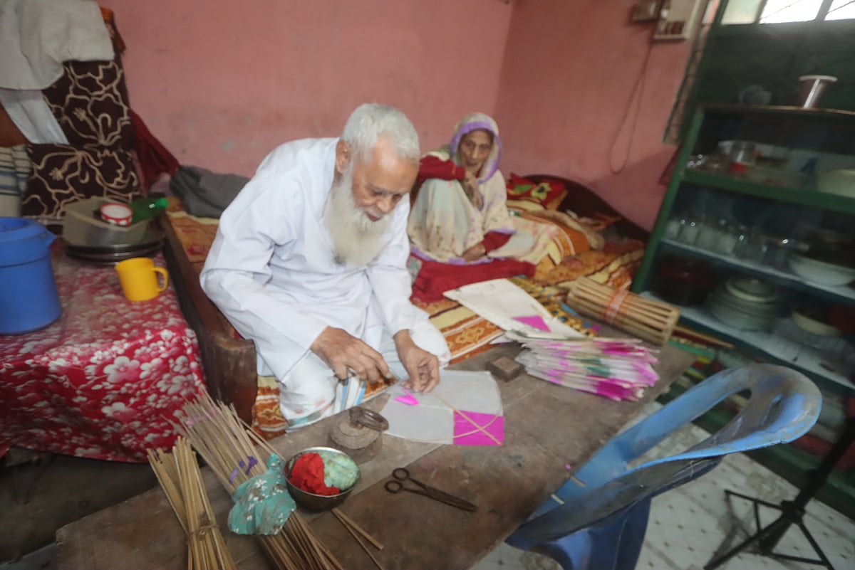 পাঁচ দশক ধরে ঘুড়ি বানাচ্ছেন রংপুরের ‘গুড্ডি দাদু’, রাঙাচ্ছেন শিশু–কিশোরদের শৈশব
