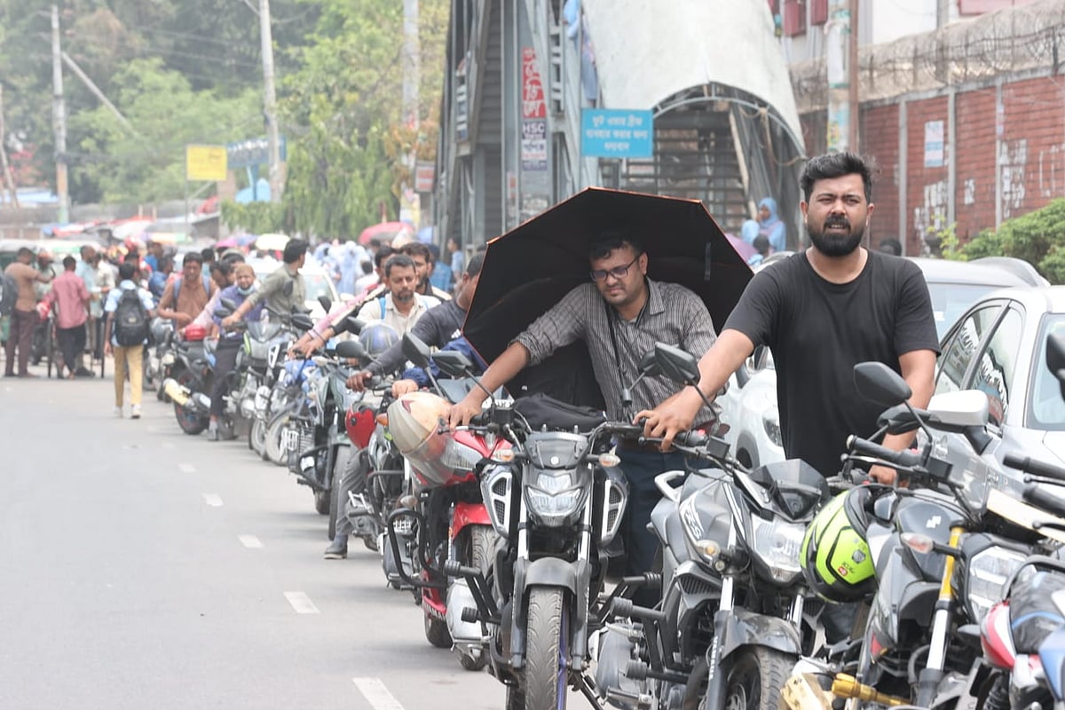 পেট্রলপাম্পে অপেক্ষার প্রহর