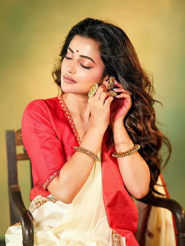  হাতে সোনার বালা, কানে ঝুমকা, চোখে আইলাইনার  আর কপালে টকটকে লাল টিপ, সব মিলিয়ে একদম বাঙালি সাজেই ধরা দিয়েছেন অভিনেত্রী