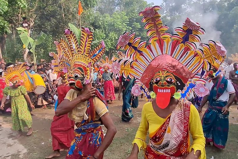 শতবর্ষী মন্দিরে মুখোশ–নৃত্য, এই নৃত্যে শিল্পীরা অংশ নেন মুখোশ পরে