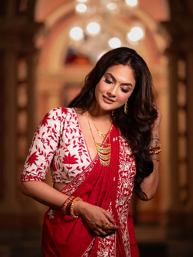 সোনার অলংকারে সাজটি পেয়েছে ঐতিহ্যবাহী আভিজাত্য। কপালে ছোট্ট লাল টিপ, আইলাইনার আর ন্যুড মেকআপে সাজ পরিপূর্ণ হয়েছে তাঁর