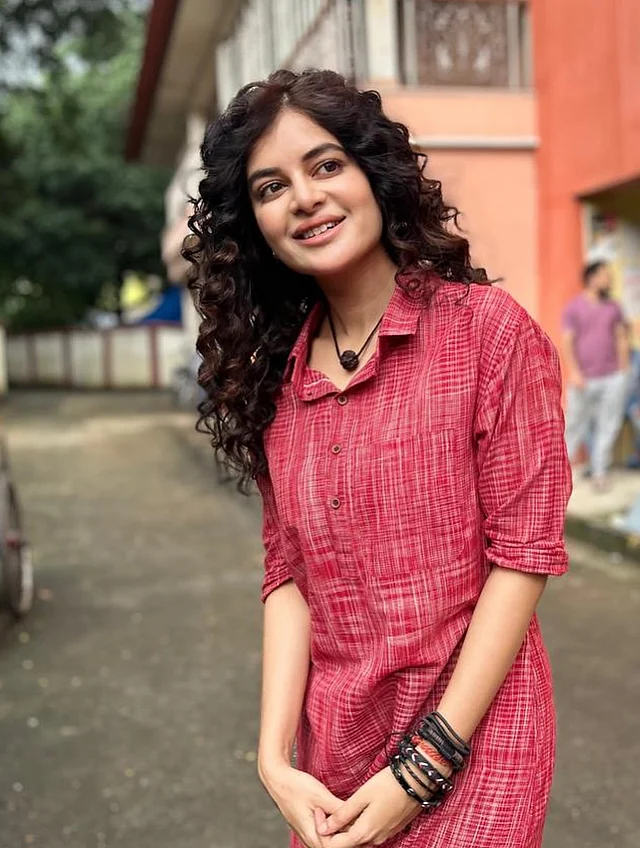 একদম ভিন্ন লুক চাইলে এমন কার্লি হেয়ারস্টাইল করে দেখতে পারেন।