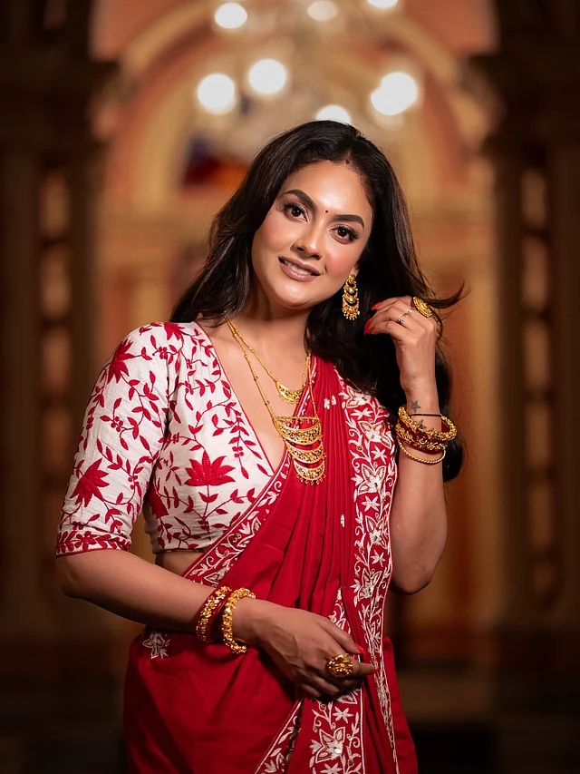 ছোট পর্দার অভিনেত্রী সৈরিতি বন্দ্যোপাধ্যায়ও বৈশাখ উদ্‌যাপনে বেছে নিয়েছেন চিরন্তন লাল-সাদা রং। ফুলেল মোটিফের ডিপনেক ব্লাউজের সঙ্গে লাল শাড়িটি তিনি পরেছেন আটপৌরে স্টাইলে।  