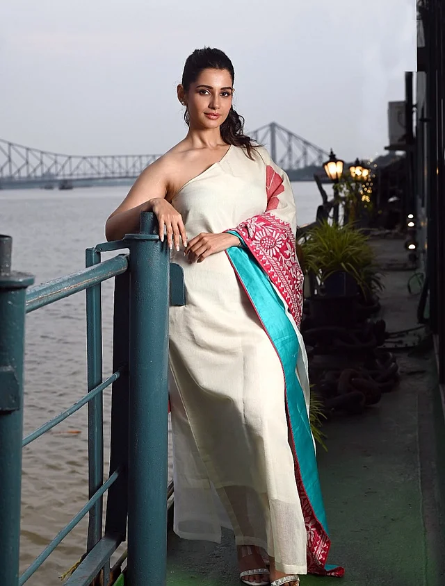 বৈশাখের ফটোশ্যুটে অংশ নিয়েছেন অঙ্গনা রায় । এই লুকে পরেছেন বাংলার ঐতিহ্যবাহী কাঁথা স্টিচের ওয়ান শোল্ডার ড্রেস