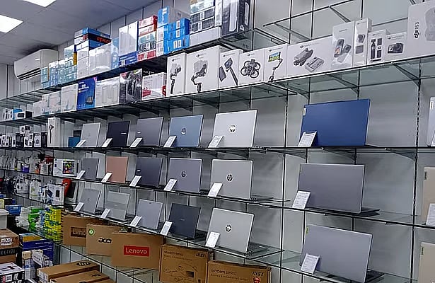 প্রযুক্তিপণ্যের বাজারে বিক্রি স্বাভাবিক, দামও বাড়েনি