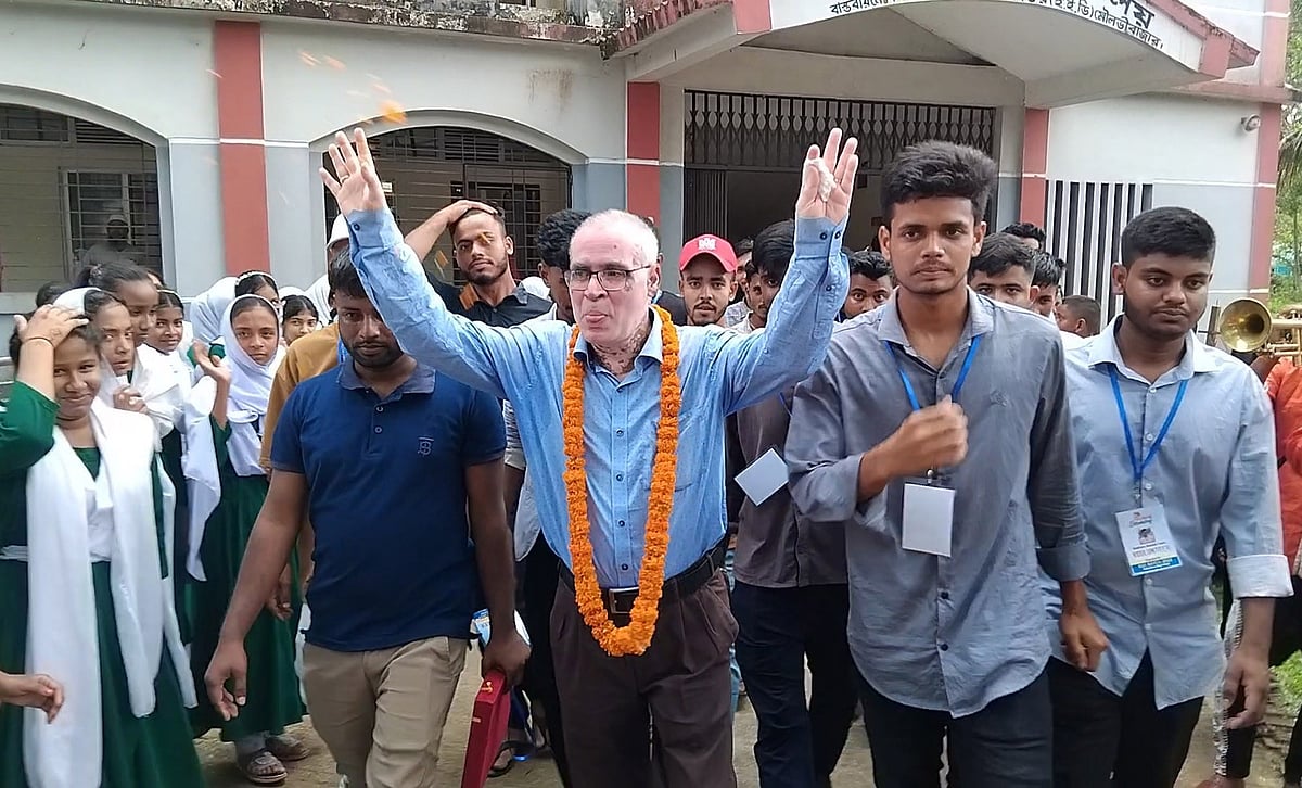 প্রিয় শিক্ষককে ঘোড়ার গাড়িতে বাসায় পৌঁছে দিলেন সতীর্থ ও শিক্ষার্থীরা