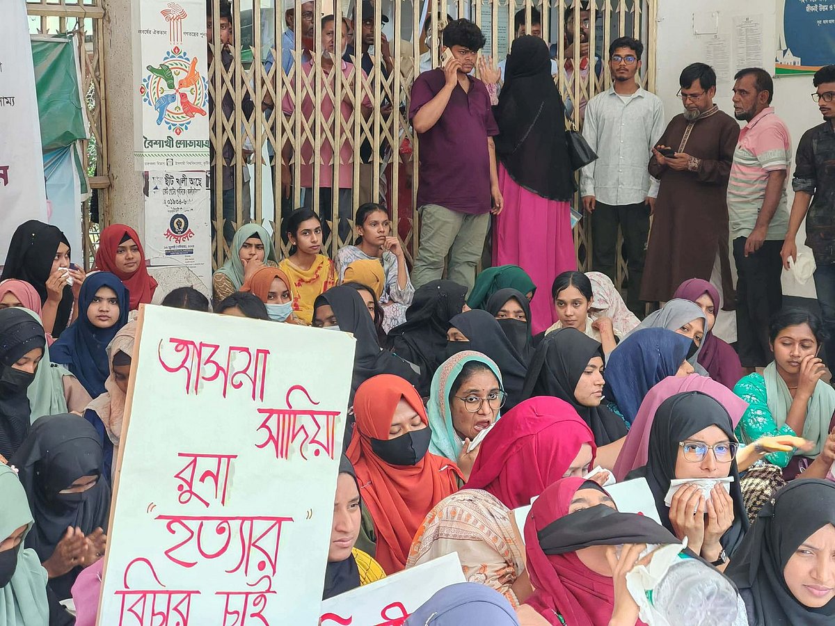 শিক্ষক আসমা হত্যা মামলার আসামিদের গ্রেপ্তার ও বিচারের দাবিতে প্রশাসনিক ভবনে তালা