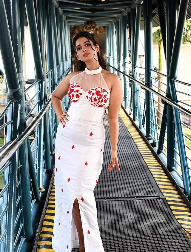 এই লুকে ধরা দিয়েছেন সাদা-লাল  হল্টারনেক গাউনে