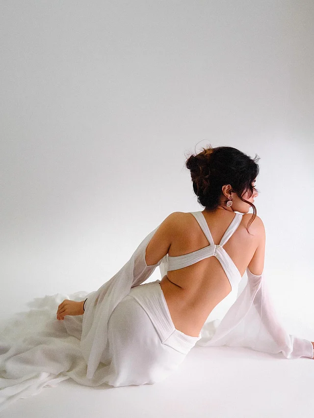 মনোক্রোম সাদা পোশাকে এসেছে এঞ্জেল ভাইব