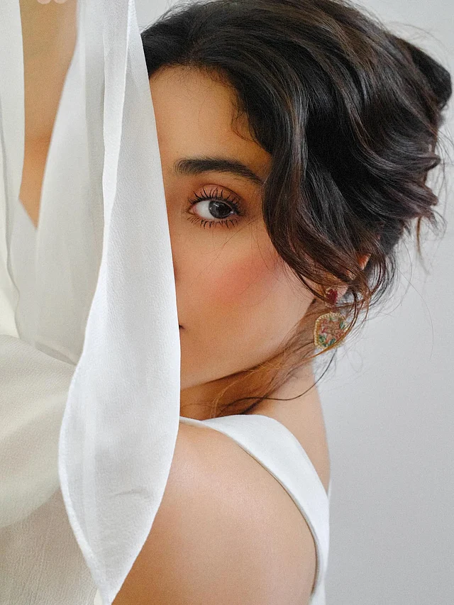 হালকা কাজকের ছোঁয়া আছে সাজে 