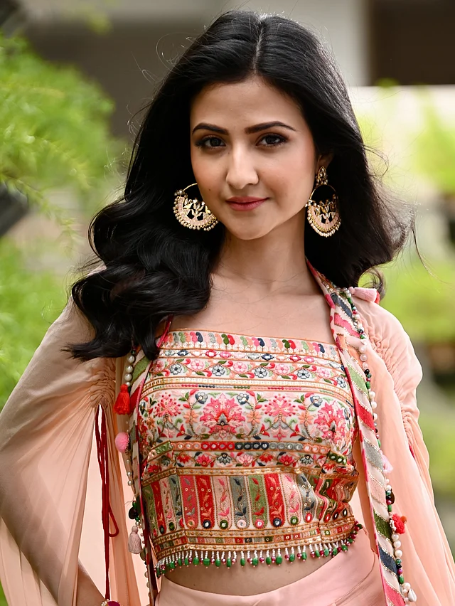 ফুলেল ফিউশন ড্রেস আর রাউন্ড স্টেটমেন্ট দুলের লুকে সকলকে নতুন বছরের শুভেচ্ছা জানিয়েছেন ঐশ্বর্য সেন 