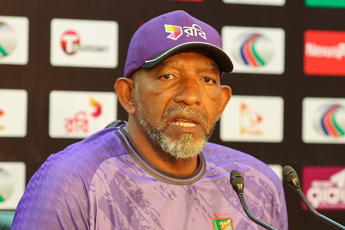 বারবার বিসিবি সভাপতি বদল, সিমন্স বললেন, ‘এখন আর কিছুই অবাক করে না’