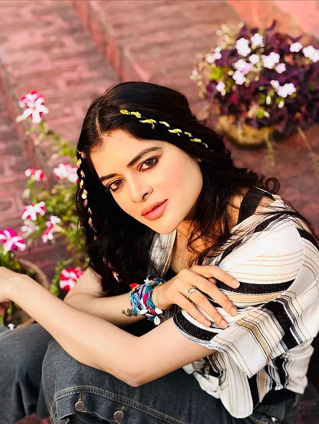 যারা খুব বেশি সময় না নিয়েও স্টাইলিশ ও ট্রেন্ডি লুক চান, তাঁদের জন্য এই বোহো ব্রেইডেড ওয়েভস একদম পারফেক্ট অনুপ্রেরণা হতে পারে।