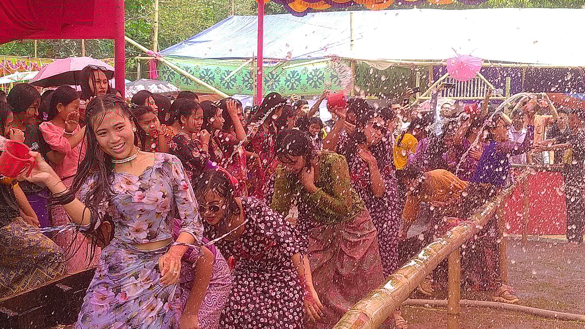 রাঙামাটিতে জলকেলিতে মেতেছেন তরুণ–তরুণীরা