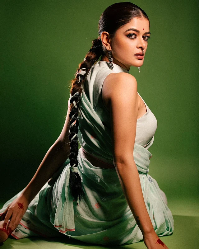 লম্বা চুলে স্টাইল করা যায় না, এ ধারণা ভুল। চাইলে ফিতা দিয়ে অভিনেত্রী মধুমিতা সরকারের মতো বেণি করতে পারেন। শাড়ির রঙের সঙ্গে মিলিয়ে ফিতা লাগালেও সুন্দর দেখাবে। 